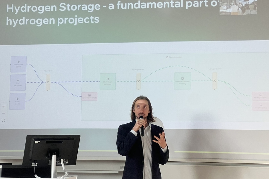 Anton Frisk presenting at KTH